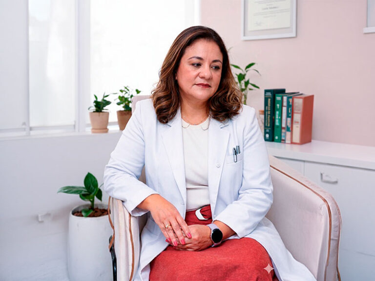 Dra. Camila Nakamura, psiquiatra em Vila Mariana, em momento de reflexão no consultório"