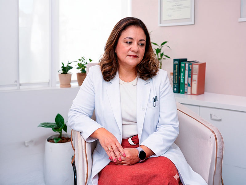 Dra. Camila Nakamura, psiquiatra em Vila Mariana, em momento de reflexão no consultório"