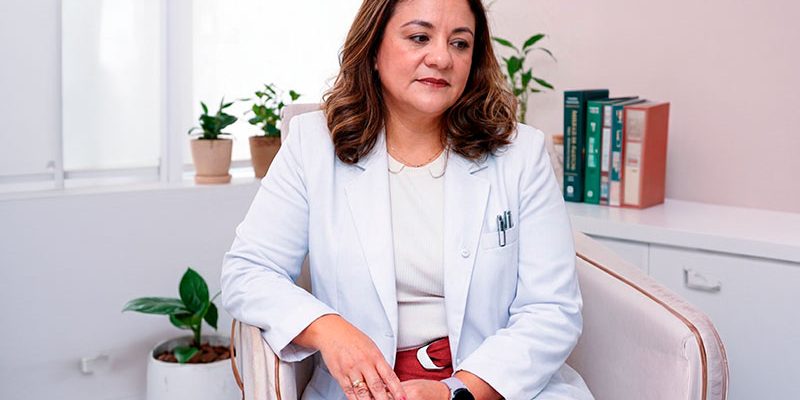 Dra. Camila Nakamura, psiquiatra em Vila Mariana, em momento de reflexão no consultório"